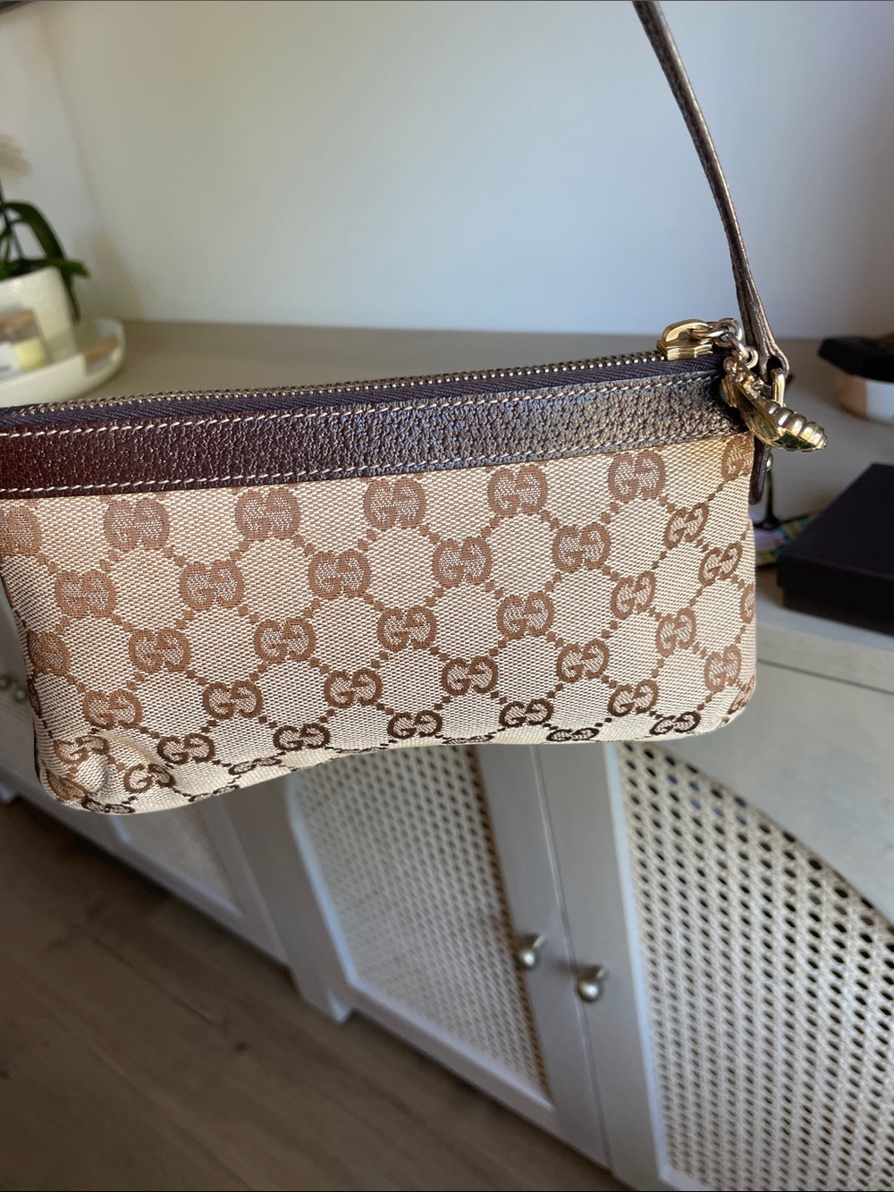 Gucci Beige Brown GG Canvas Wristlet with Leather Trim and Bumblebee Charm - Picture 5 of 11